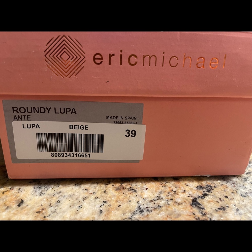 Size 39 Eric Michael round lupa beige sandals